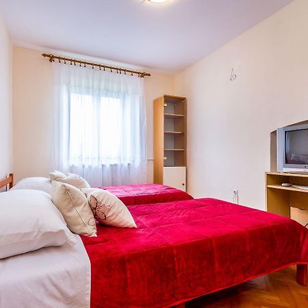 Ferienwohnung Mit Wlan, Klima, Parkplatz, Grill Und Grossem Garten Zum Fussball Spielen Gajana 外观 照片