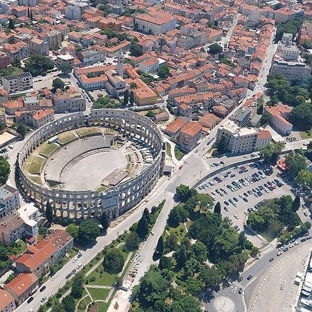 Ferienwohnung Mit Wlan, Klima, Parkplatz, Grill Und Grossem Garten Zum Fussball Spielen Gajana 外观 照片