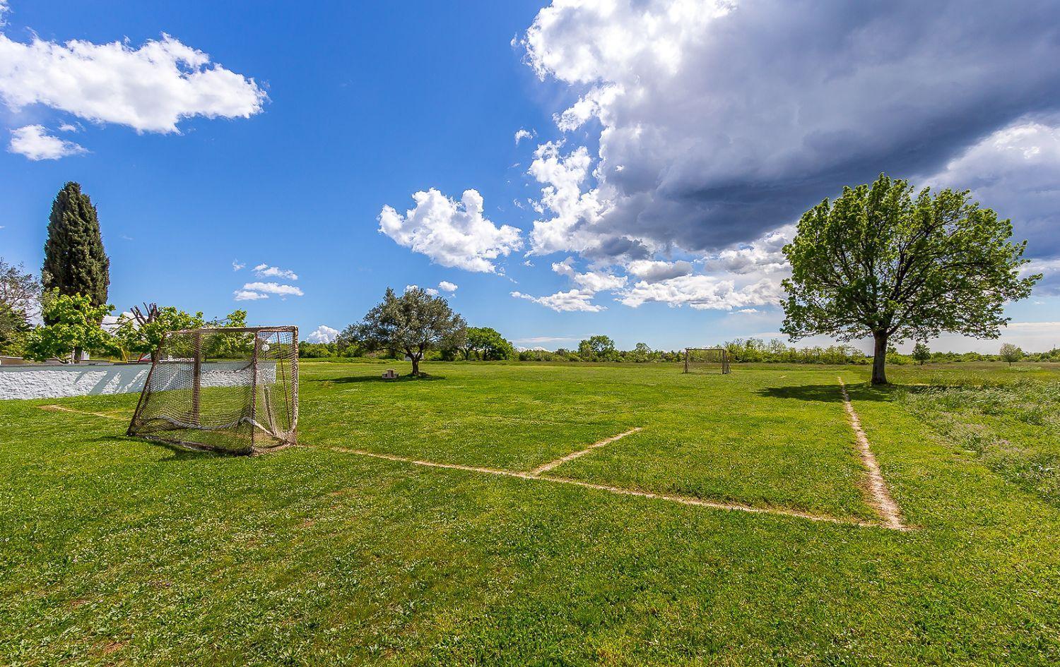 Ferienwohnung Mit Wlan, Klima, Parkplatz, Grill Und Grossem Garten Zum Fussball Spielen Gajana 外观 照片